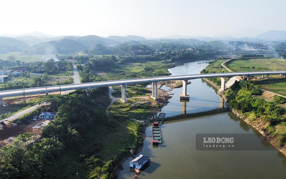 Dies ist die einzige Flussbrücke der Schnellstraße Tuyen Quang – Phu Tho mit einer Länge von 516 m. Darüber hinaus wurden 44 zivile Unterführungen und 8 kleine Bergbrücken fertiggestellt.