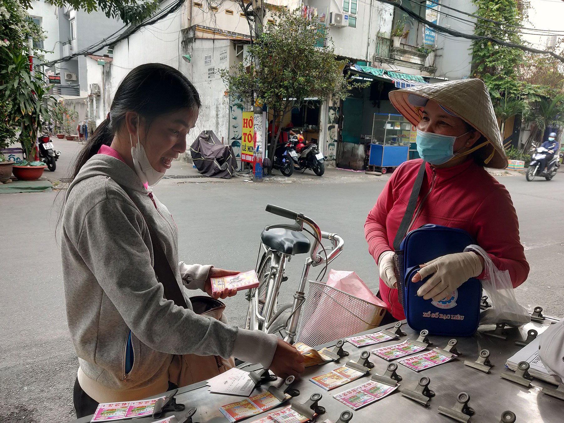 Khi vé số ở đỉnh tiêu thụ: Trăm ngàn tỉ doanh số mà người bán 'mệt mỏi là đói'- Ảnh 3.