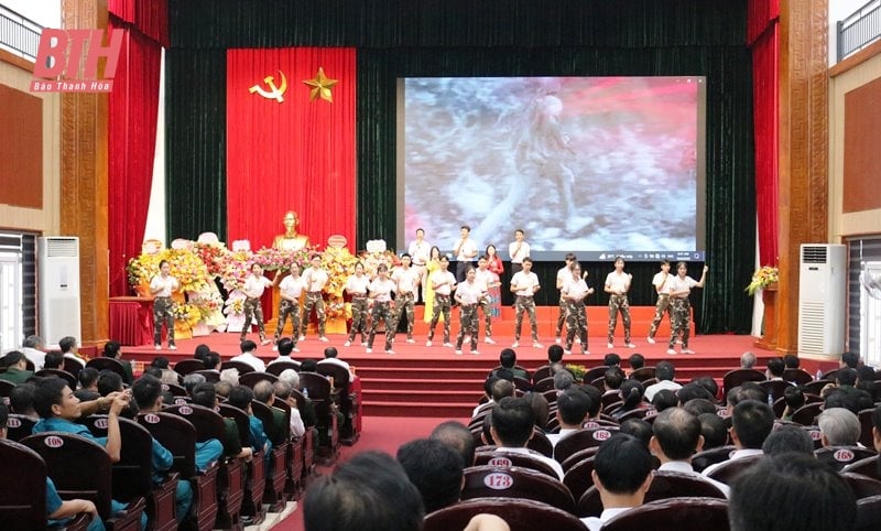 Cérémonie pour célébrer le 75e anniversaire de la création des forces armées du district de Hoang Hoa (19 juin 1948 - 19 juin 2023)