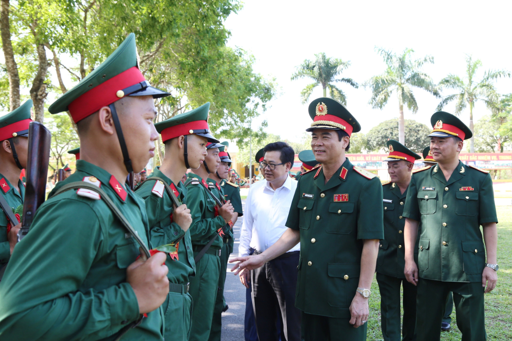 ឧត្តមសេនីយ៍ឯក Nguyen Quang Cuong លេខាបក្ស និងជាស្នងការនយោបាយនៃតំបន់យោធា បានលើកទឹកចិត្តដល់ CSMs នៃកងវរសេនាធំលេខ ៤៣ (កងពលលេខ ៣៩៥)។