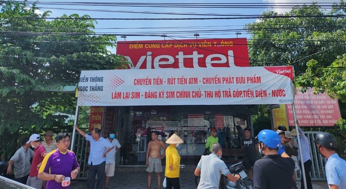 Driving a car to control Viettel service point staff and rob money photo 2