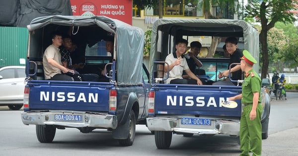 Hanoi candidates are 'escorted' by specialized vehicles to take the 2024 graduation exam