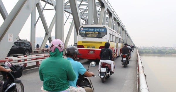 10 tuyến buýt Hà Nội phải 'nắn' hành trình do đóng cầu, đường ngập sâu