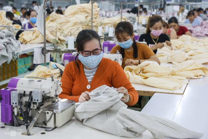 ロンアン省タンドー工業団地の衣料品会社で働く労働者たち。写真: クイン・トラン