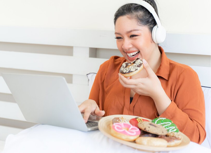 甘いものを食べると気分が良くなりますが、食べ過ぎには注意してください。写真: Freepik