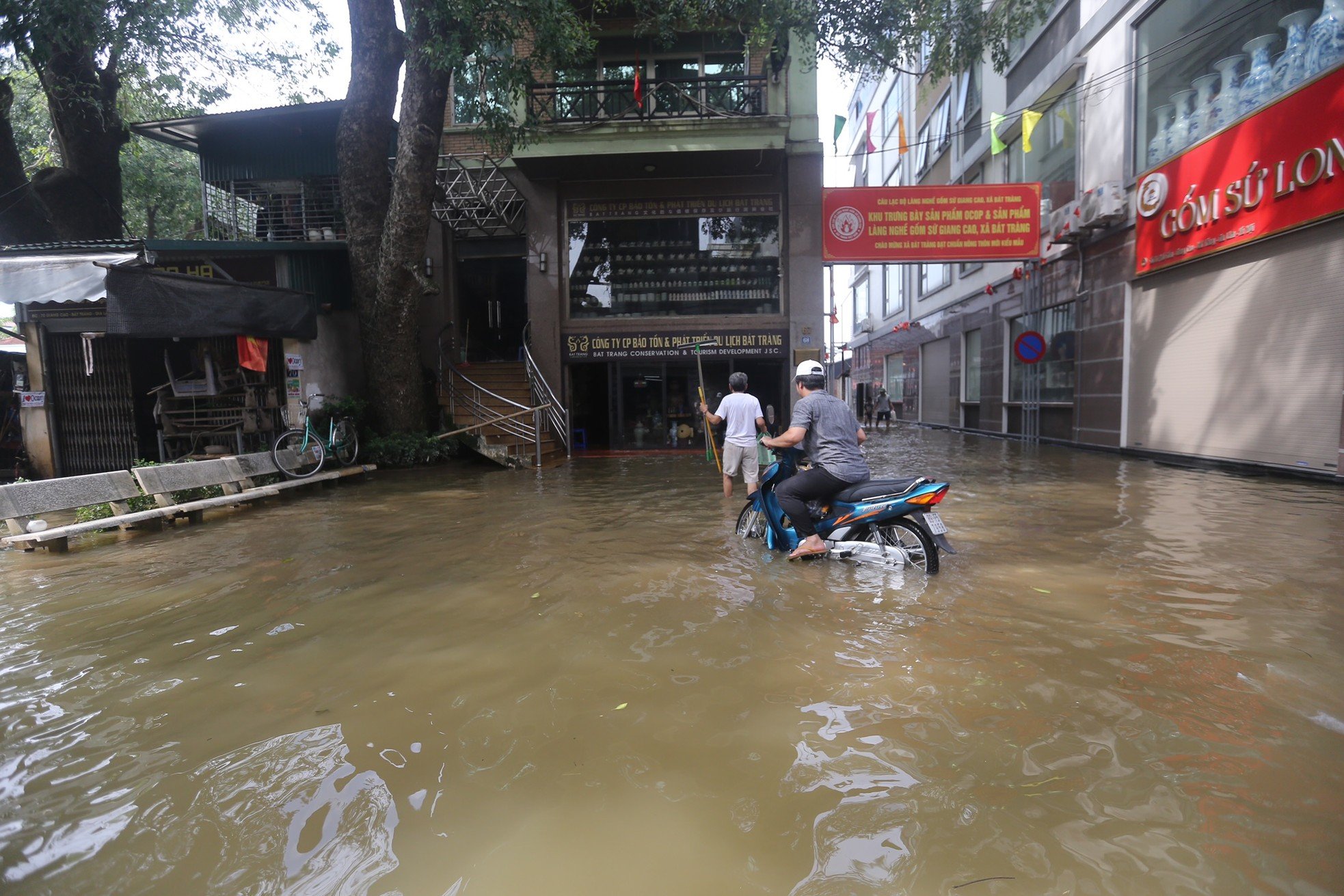 Tiểu thương làng gốm Bát Tràng thiệt hại nửa tỷ đồng sau trận ngập lụt ảnh 2