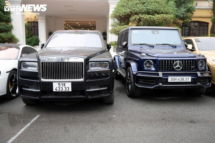 Der Rolls-Royce Cullinan mit dem Kennzeichen 51K-433.33, mit dem Pho Duc Nam oft Fotos macht und ihn in sozialen Netzwerken postet, um mit seinem Reichtum anzugeben. Der Marktpreis dieses Supersportwagens beträgt je nach Version und Konfiguration etwa 35–40 Milliarden VND. Daneben steht ein Mercedes G63 im Wert von mehreren zehn Milliarden Dong.