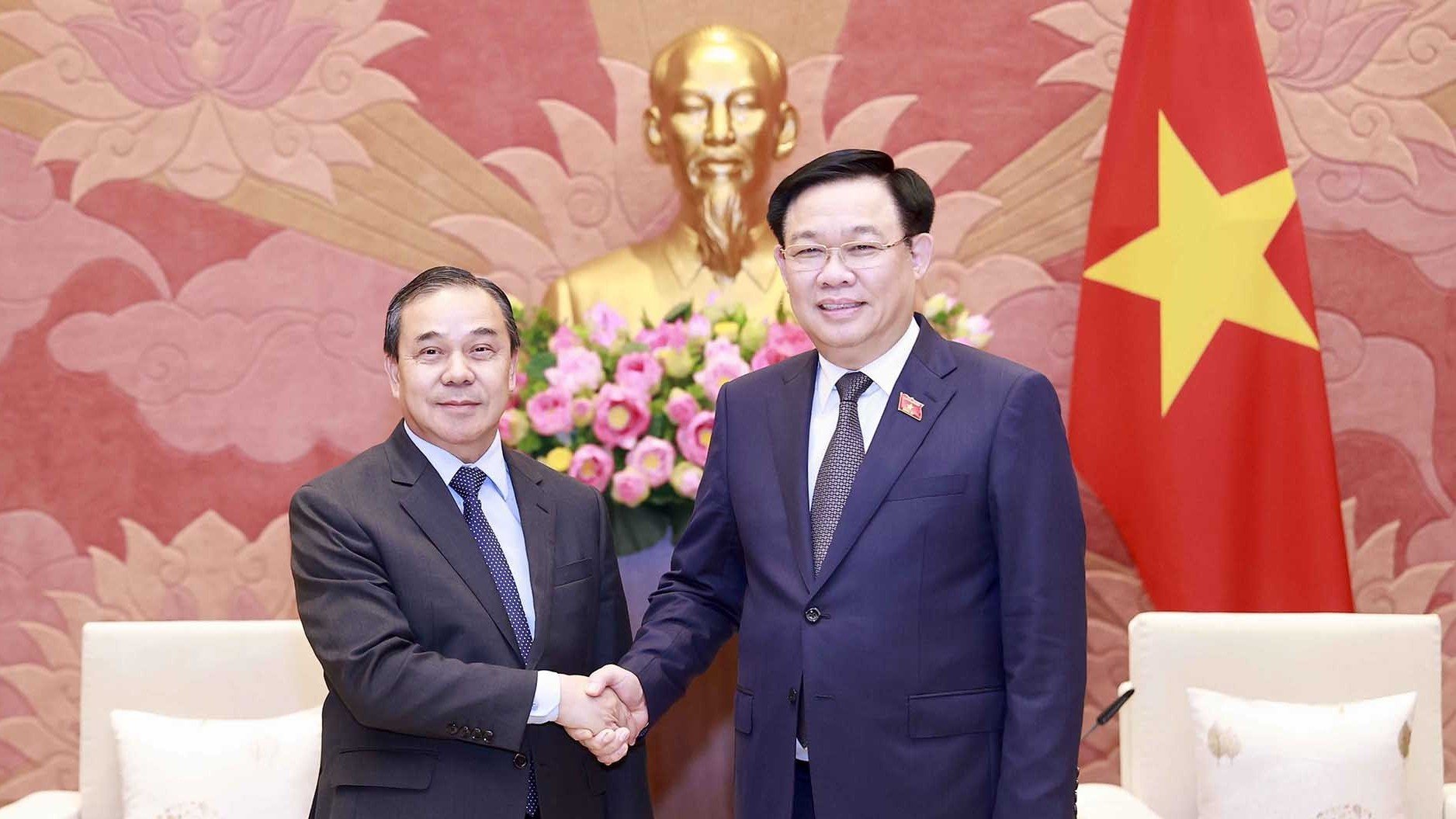 El presidente de la Asamblea Nacional, Vuong Dinh Hue, recibe al embajador de Laos, Sengphet Houngboungnuang