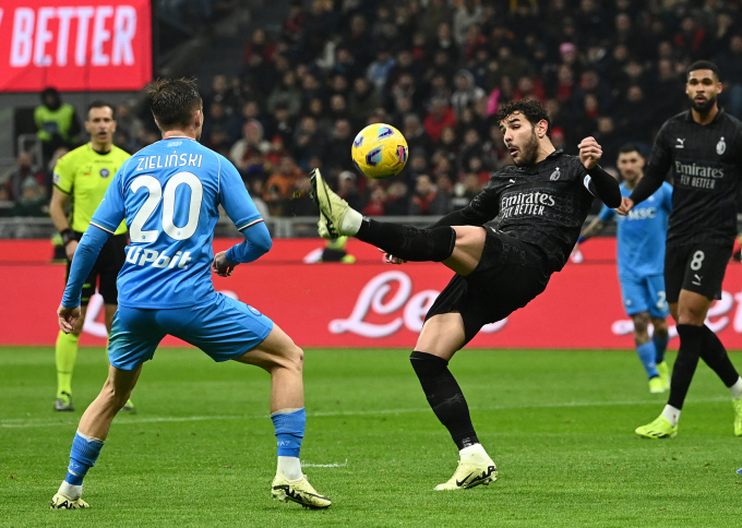 يقوم مدافع ميلان ثيو هيرنانديز بإبعاد الكرة خلال الفوز 1-0 على نابولي في الجولة 24 من الدوري الإيطالي في سان سيرو في 11 فبراير 2024. الصورة: وكالة فرانس برس