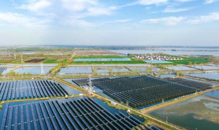 Se instalan paneles solares en un moderno parque industrial acuático en la provincia de Jiangsu (China), aprovechando terrenos baldíos, riberas de ríos, lagos y tejados para construir proyectos de generación de energía fotovoltaica. (Foto: Global Times)