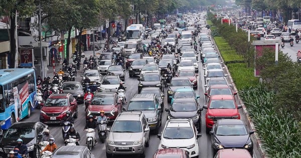 Il fait un froid glacial, de nombreuses rues de Hanoi sont encombrées le premier matin de la semaine.