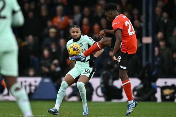 Tiền vệ Luton Town Sambi Lokonga (áo đỏ) tranh bóng trước Christopher Nkunku trong trận Luton Town thua Chelsea 2-3 trên sân Kenilworth Road ở vòng 20 Ngoại hạng Anh ngày 30/12/2023. Ảnh: AFP