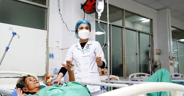 Muchos hospitales en Quang Nam enfrentan dificultades debido a la falta de medicamentos y suministros médicos.