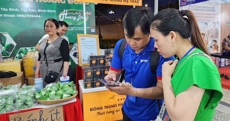 Da Nang organisiert eine Messe für bargeldloses Bezahlen und Online-Shopping