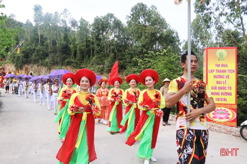 Unique ceremony of carrying the spirit tablet of the Ancestor Kinh Duong Vuong and the Hung Kings