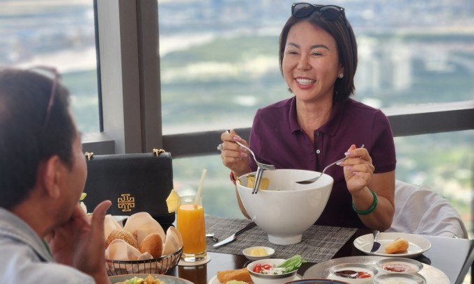 Frau Ngoc Thuy hat zum ersten Mal Pho in einem Wolkenkratzer genossen.