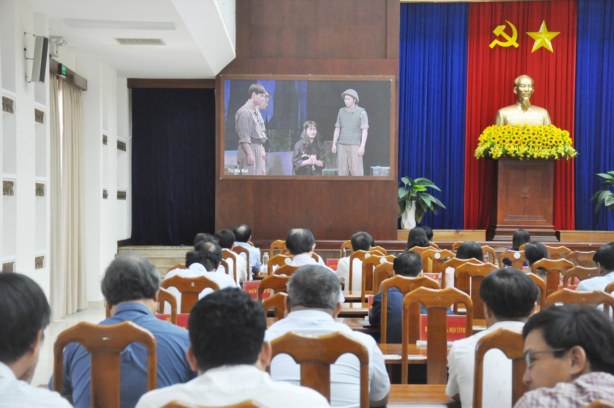 Die Delegierten sahen sich ein kurzes Theaterstück über das Bild von Ho Chi Minh: Einigkeit macht stark an, aufgeführt von Künstlern des Vietnam Drama Theaters. Foto: N.D.