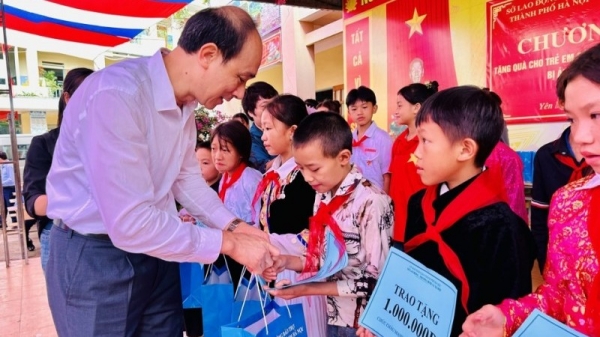 Übergabe von Geschenken an die vom Sturm Nr. 3 betroffenen Kinder in Ha Giang