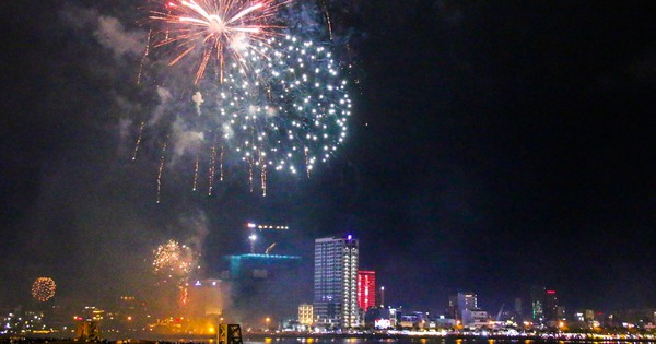 Da Nang people flock to both banks of the Han River to watch the brilliant fireworks to welcome New Year's Eve.