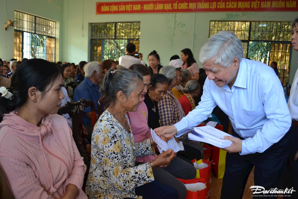 El presidente del Comité Central del Frente de la Patria de Vietnam, Do Van Chien, entrega obsequios Minorías étnicas en el distrito de Hon Quan, provincia de Binh Phuoc