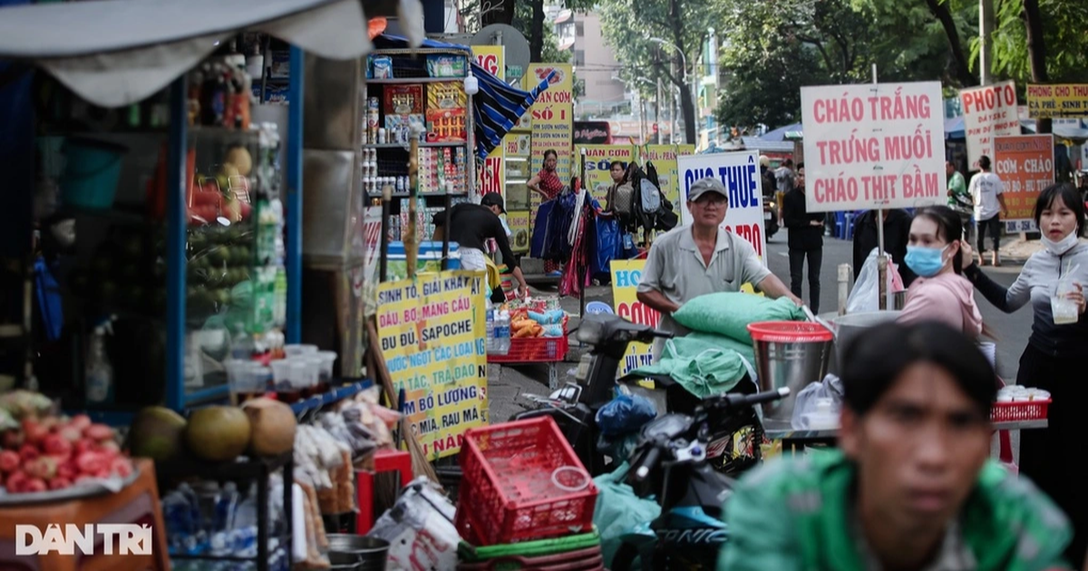 Facing difficulties in collecting road and sidewalk fees, HCMC asks ministries for guidance