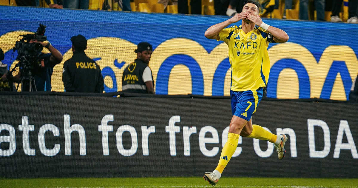 Ronaldo ghi cú đúp giúp Al Nassr thoát hiểm, gửi nụ hôn cho mẹ thay vì… ‘Siu’