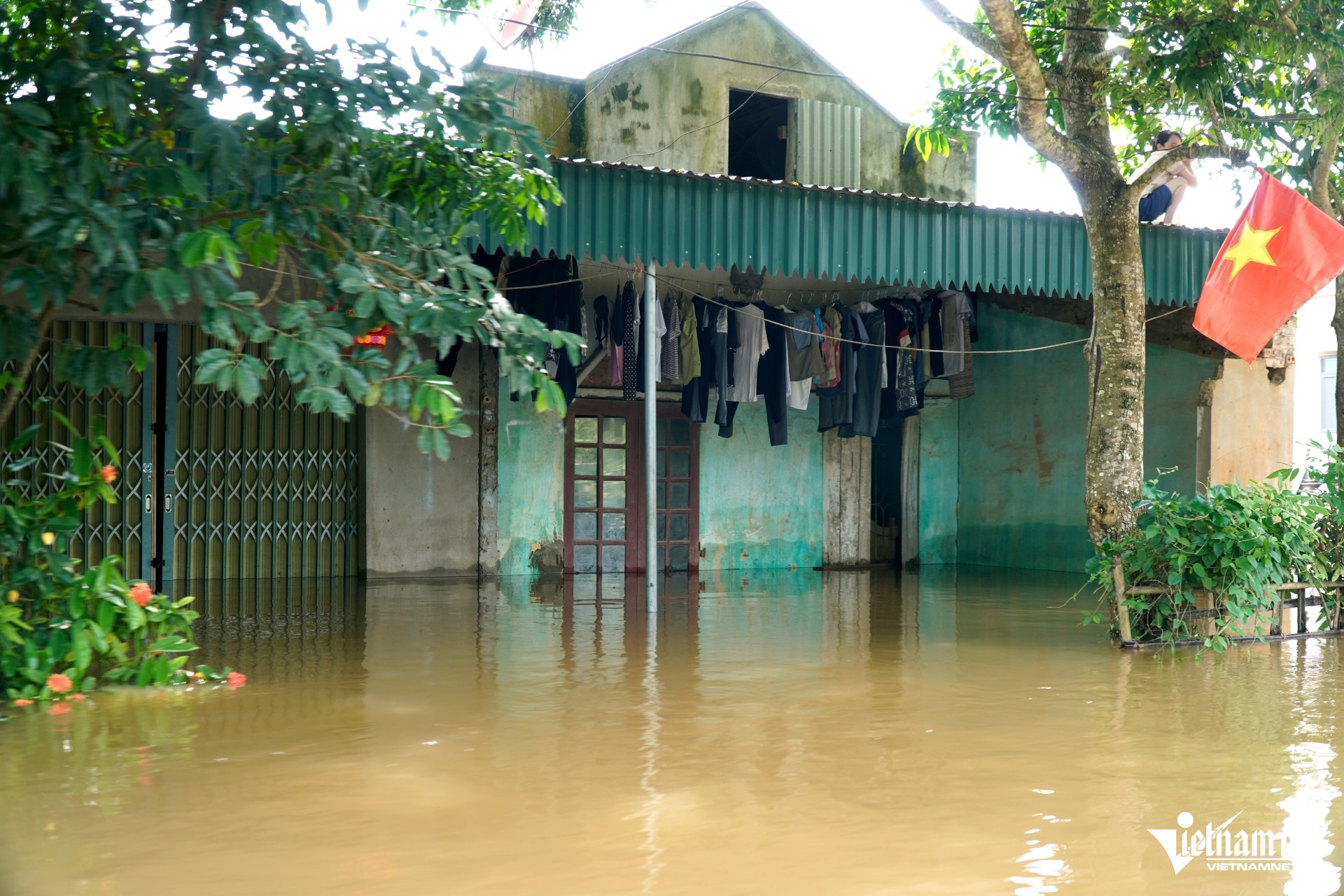 W-a3Nước lũ cao ngang ngực.jpg