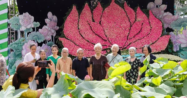 Der Riesenlotus „Thang Long Huyen Dieu Hoa“ besteht aus 10.000 Quan Am-Lotusblüten.