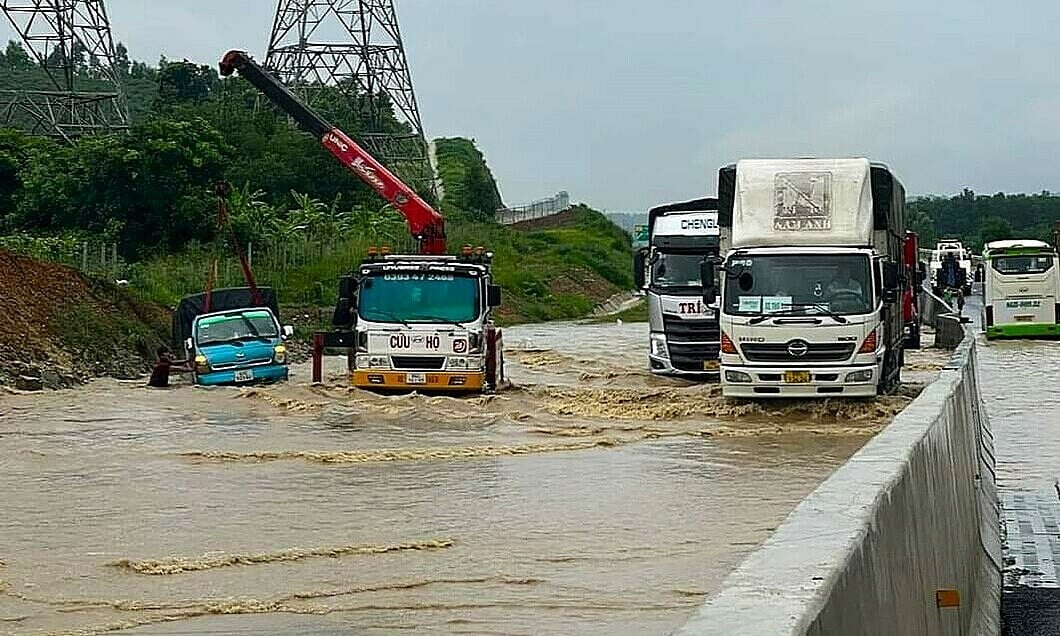 La autopista Dau Giay-Phan Thiet se inundó debido a alcantarillas pequeñas y las fuertes lluvias hicieron que el agua no se drenara lo suficientemente rápido