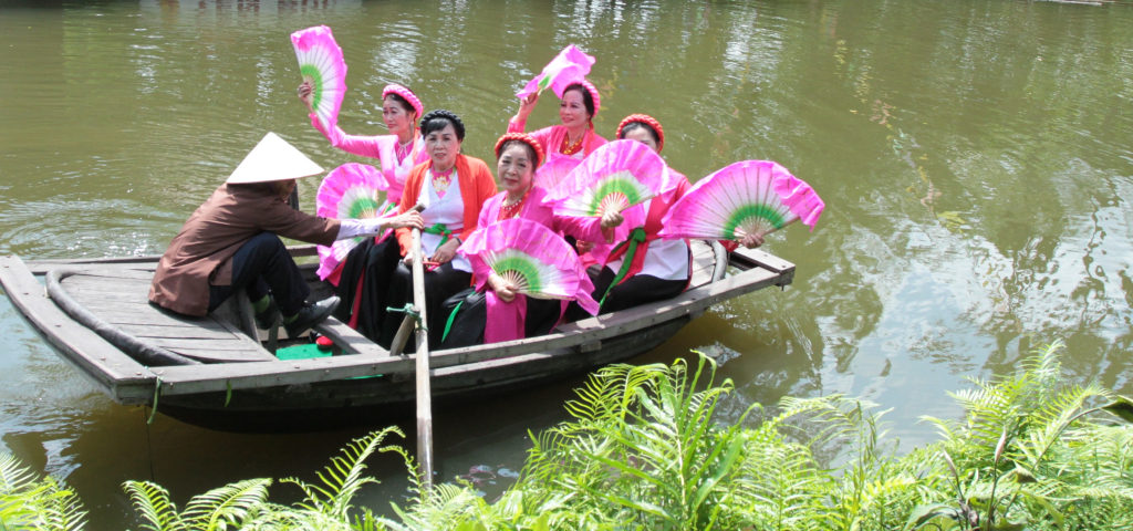 L'artiste folklorique Thanh Huong chante Cheo avec des amis sur un bateau.