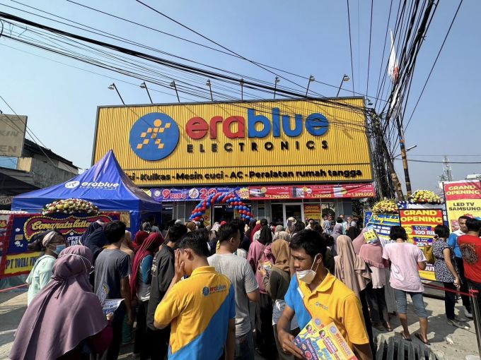 In front of a newly opened Erablue store in Indonesia. Photo: Facebook Doan Van Hieu Em