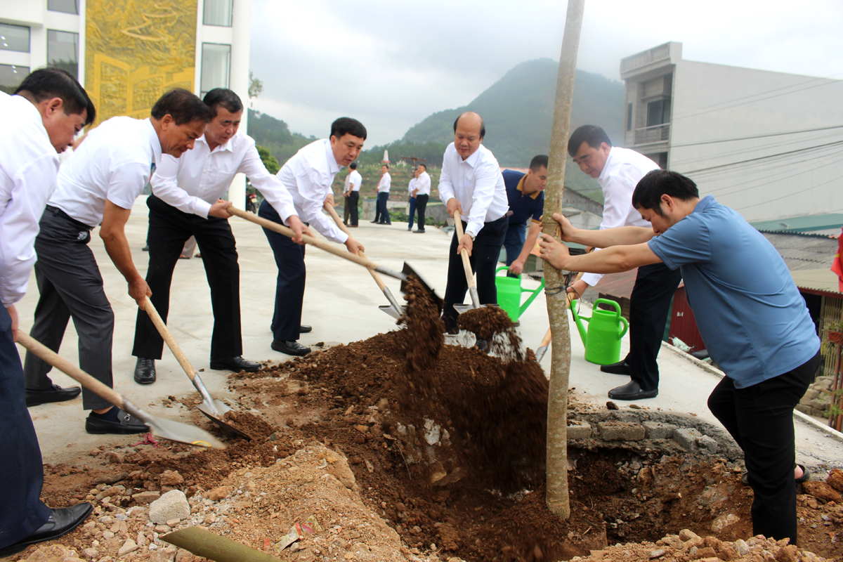 Leaders planted souvenir trees at the District Conference Center