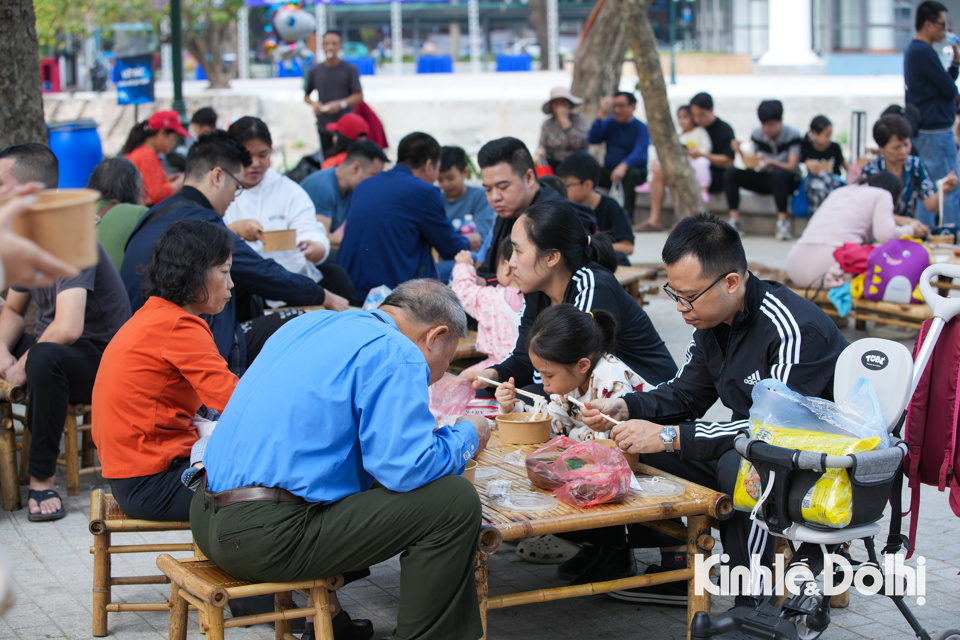 Hanoi Food Culture Festival 2024: Verkehrsstaus wegen Tausender Menschen, die zum Festival kommen - Foto 13