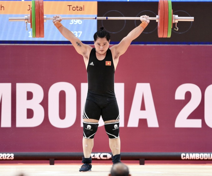 Nguyễn Quốc Toàn phá kỷ lục cử đẩy SEA Games hạng 98kg nam với mức tạ 155kg sáng 16/5, tại Phnom Penh. Ảnh: Lâm Thỏa