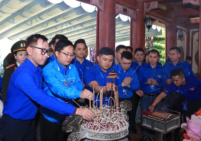 Delegation of Ly Tu Trong Award offered incense to commemorate President Ho Chi Minh photo 16