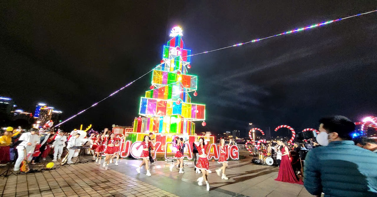 Lighting the Christmas Tree in the New Year 2025 Festival