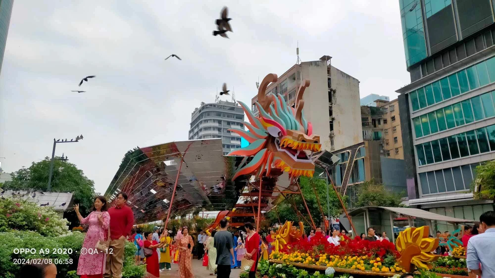 Am zweiten Tag von Tet ist das Wetter günstig, damit die Menschen das Frühlingsfest genießen können.