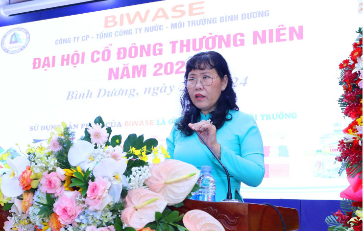 Ms. Duong Anh Thu reported on the shareholder qualification check. Photo: Le Toan