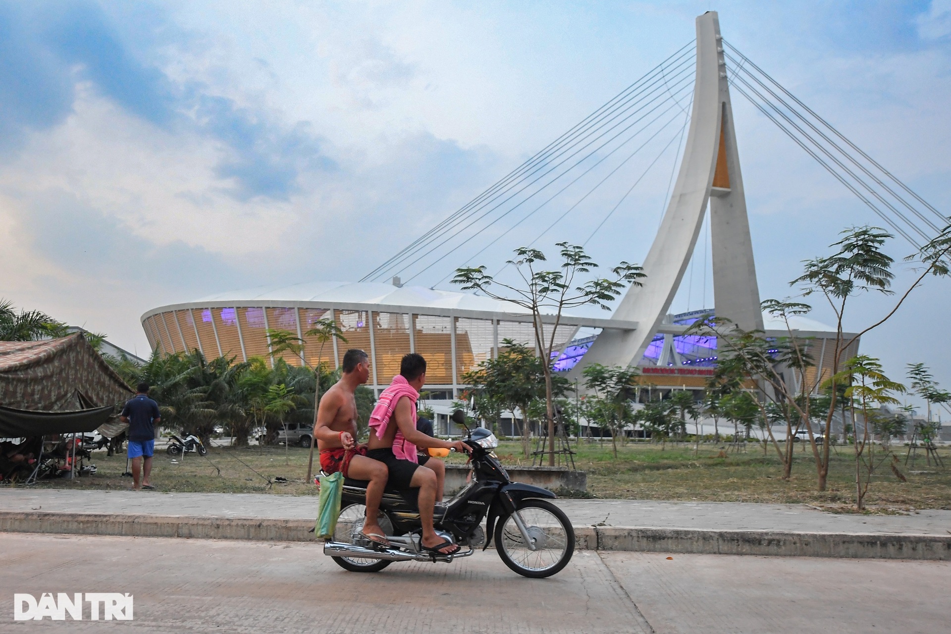 Công nhân Campuchia dựng lều, ăn ngủ dưới SVĐ triệu đô phục vụ SEA Games 32 - 10