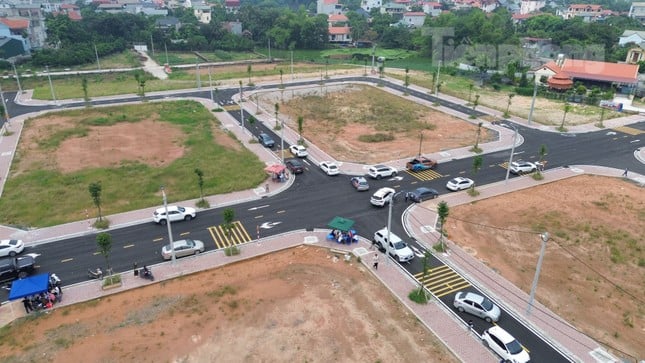 Primer plano de un terreno en un distrito suburbano de Hanoi que acaba de ser subastado, los corredores informaron una diferencia de 600 millones de VND/lote foto 1