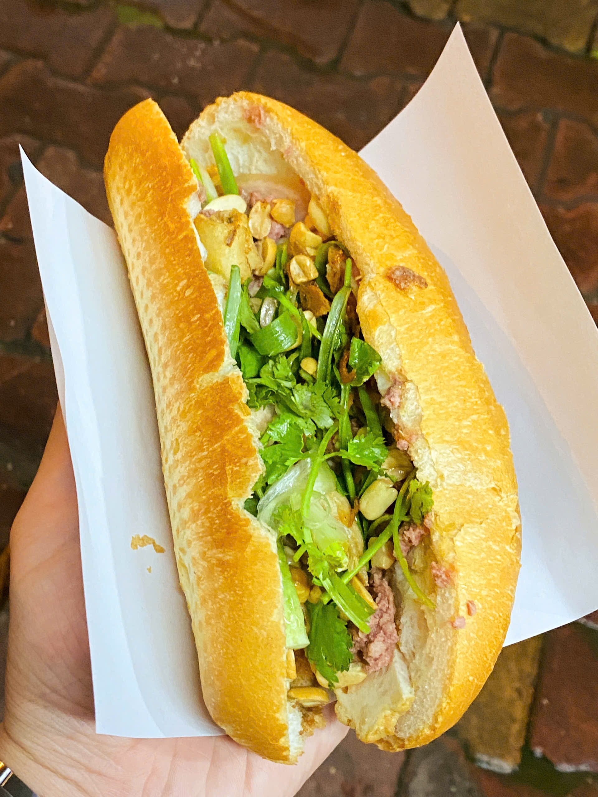 Bánh mì chờ đợi ở Bình Dương: Pate quét đều, tóp mỡ giòn và nước sốt béo, thơm khó cưỡng - Ảnh 1.