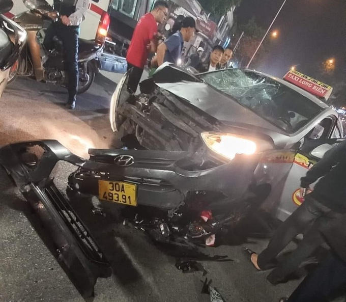 L'avant du taxi a été écrasé après la collision. Photo : CTV