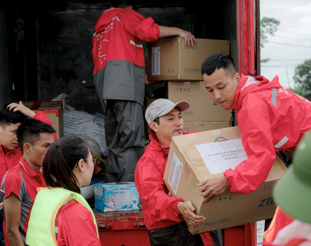 Viettel nhanh chóng chuyển hàng hoá đến bà con vùng lũ.