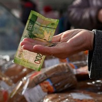 Đồng Ruble rớt thảm, lý do liên quan đến lệnh trừng phạt đối với dầu mỏ? WB hạ dự báo kinh tế Nga