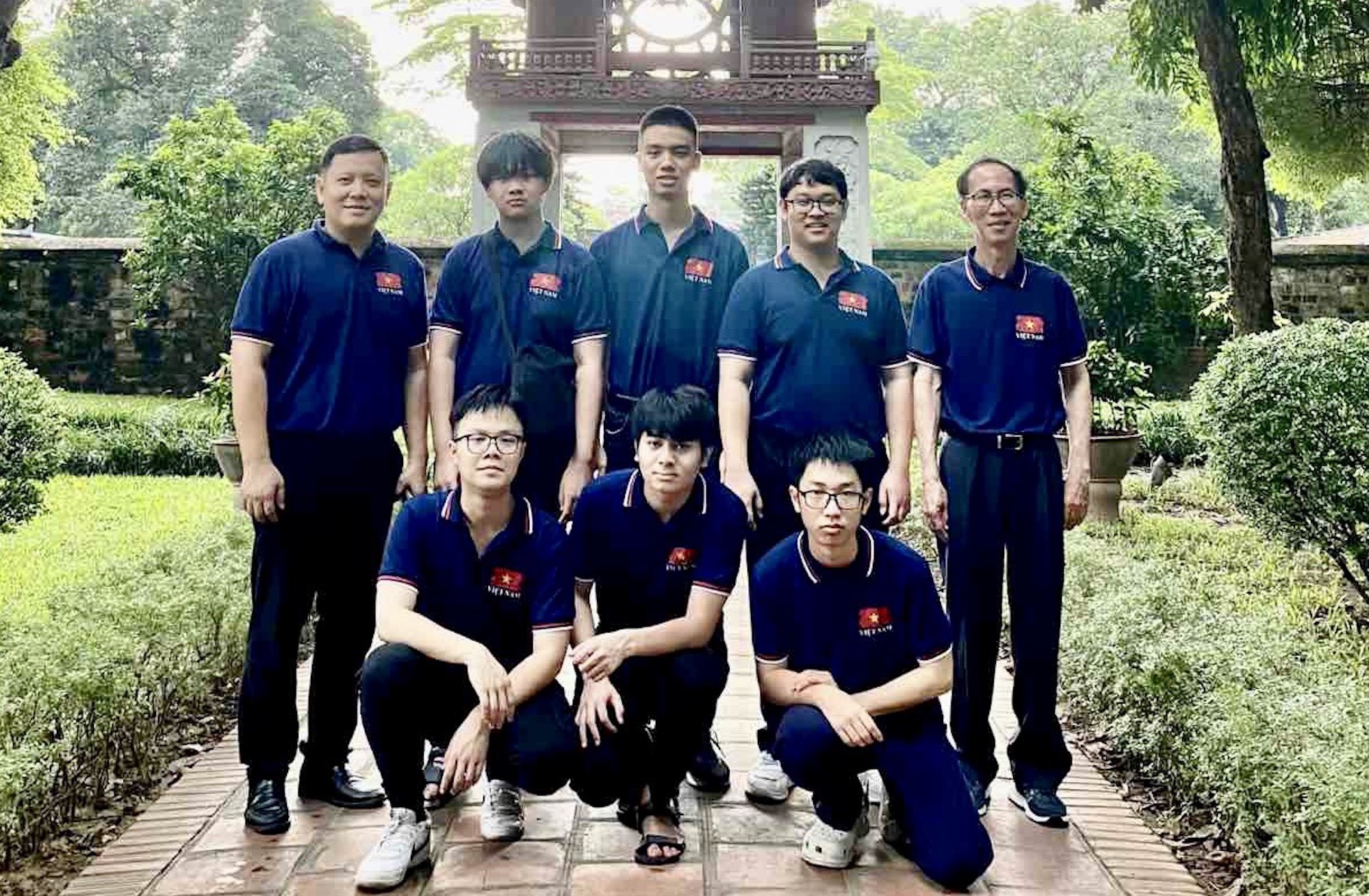 2023年7月、日本に競技に出かける前の2023年国際数学オリンピックに出場する6人の学生と、レ・アン・ヴィン教授（代表団長、左）とレ・バ・カイン・チン博士（代表団副団長、右）。