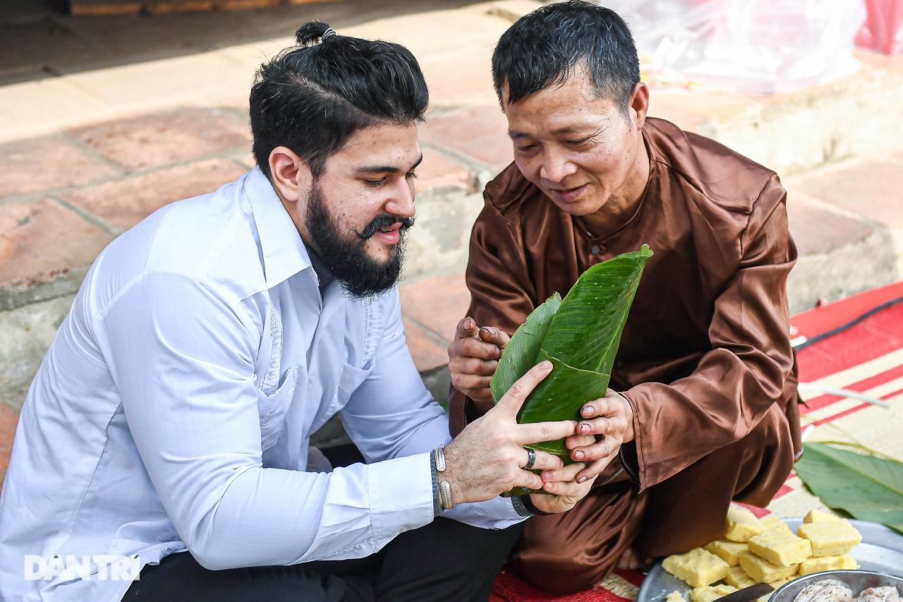 Duong Lam ancient village turns into a Tet film set, attracting tourists to check-in in Ao Dai - 10