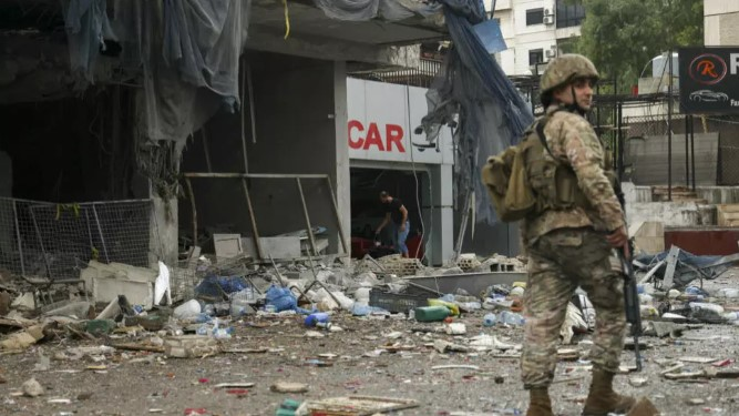 Soldados libaneses caminan fuera de un edificio alcanzado por un ataque aéreo israelí. (Foto: Getty)