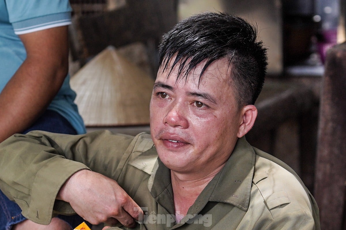 Arbeiter kämpfen unter der sengenden Sonne ums Überleben, während die Straßen in Hanoi über 50 Grad Celsius heiß sind. Foto 9