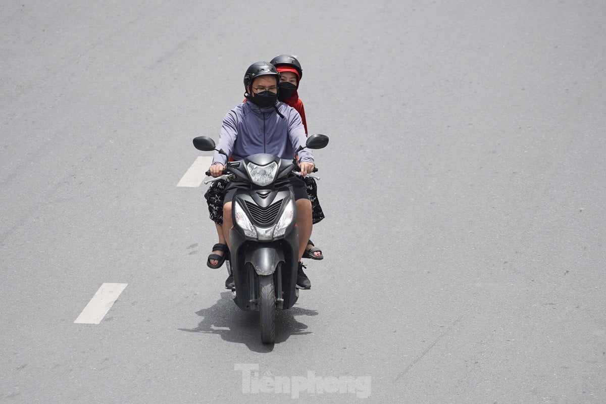 Arbeiter kämpfen unter der sengenden Sonne ums Überleben, während die Straßen in Hanoi über 50 Grad Celsius heiß sind. Foto 4