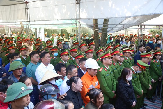 Hàng trăm người dân cùng cán bộ, chiến sĩ Công an tỉnh Hà Tĩnh có mặt để đưa tiễn Đại úy Trần Trung Hiếu